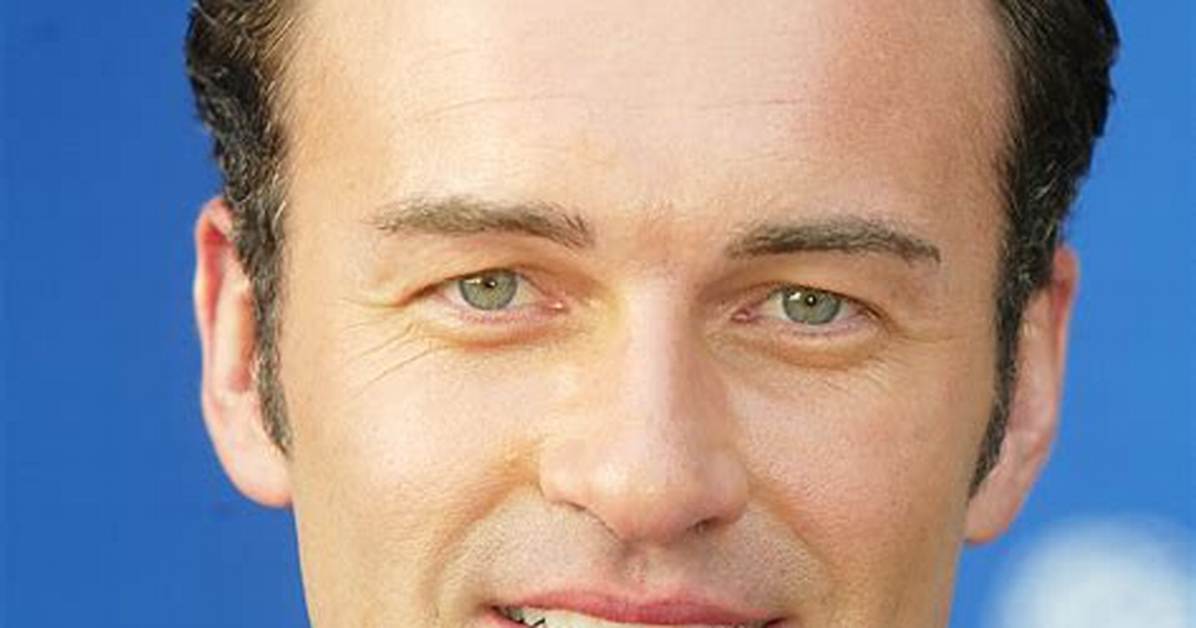 Why Does Julian Mcmahon Walk Funny? Exploring the Mystery Behind the Actor's Gait