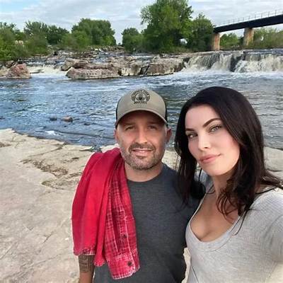 Wiki, Bio, Net Worth, Wife, Divorce, New Girlfriend?